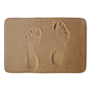 Empreinte de pas dans le tapis de bain de sable