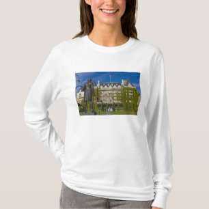Empress Hotel and statue of Captain James Cook, T-Shirt