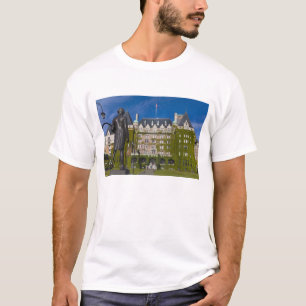 Empress Hotel and statue of Captain James Cook, T-Shirt