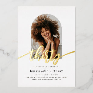 En Aluminium Arc moderne Photo 30th Birthday Foil Invitation