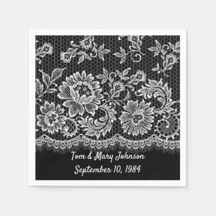 En Papier Anniversaire De Dentelle Blanche Sur Des Serviette