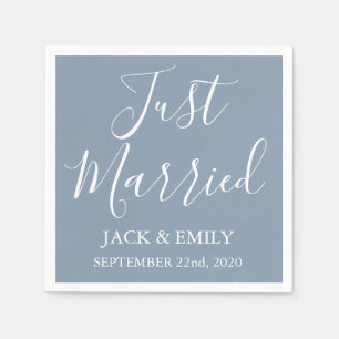 En Papier Juste marié Dusty Blue et des serviettes blanches