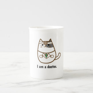 En Porcelaine Chat mignon dans la tasse d'uniforme de docteur