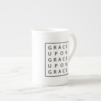 En Porcelaine Grâce sur la tasse moderne d'écriture sainte de