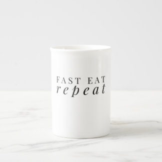 En Porcelaine Rapide mangez la tasse de classique de répétition