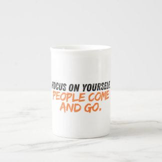 En Porcelaine Tasse Focus sur toi-même