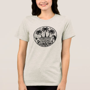 En Tri-matière T-shirt femme à la recherche d'arcs-en-ciel