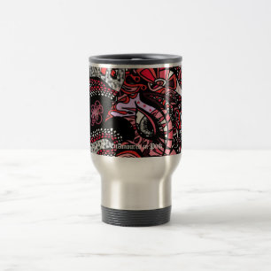 Enamouré dans la tasse de café rose de voyage