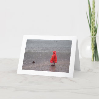Enfant avec imperméable rouge dans la carte de rem