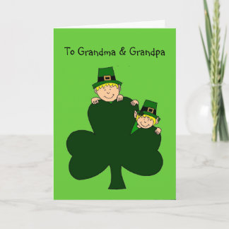 enfants blonds avec shamrocks sur carte verte