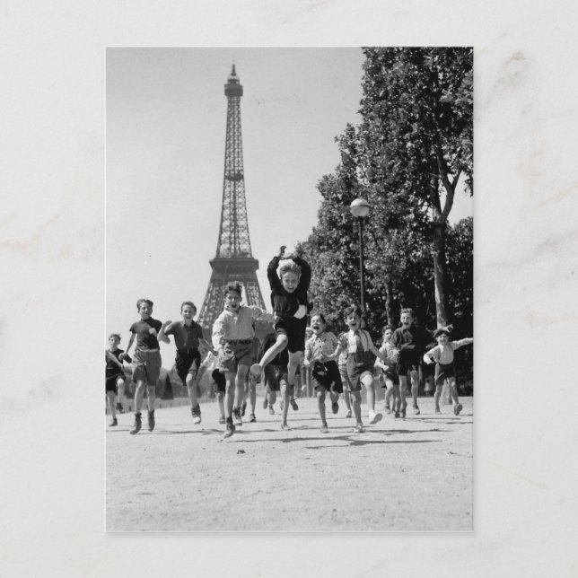 Enfants Champs de Mars Paris 1944 Robert Doisneau Postcard (Front)
