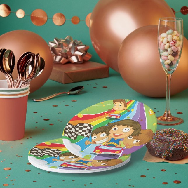 Enfants en course sur des assiettes en papier arc- (Créateur téléchargé)