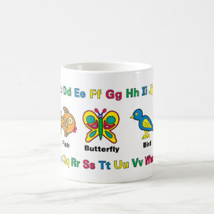 Enfants heureux alphabet et tasse d'animaux