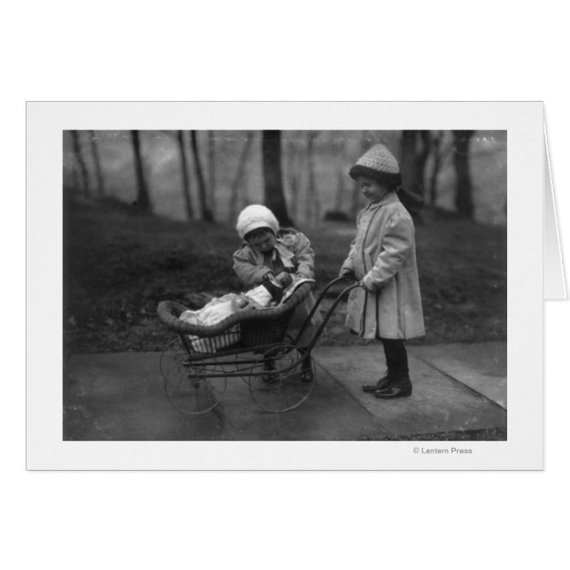 Enfants jouant avec Campbell Kid Doll (Devant horizontal)