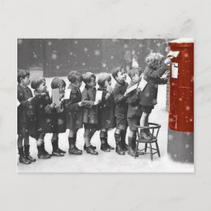Enfants postant leur lettre postcard