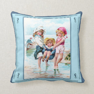 Enfants Vintages jouant au Coussin de bord de mer