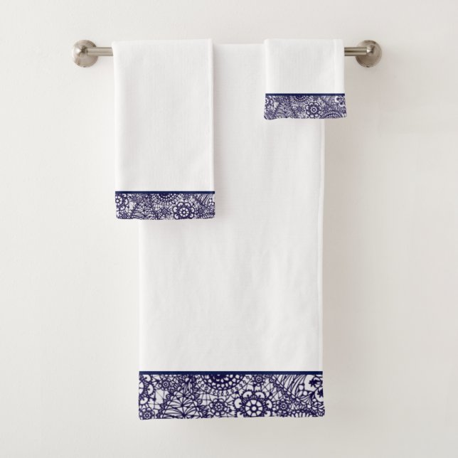 Ensemble blanc de serviette de Paisley de marine (En situation)