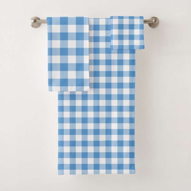 Ensemble bleu-clair et blanc de serviette de plaid (En situation)
