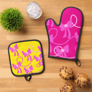 Ensemble De Gant De Cuisine Et De Manique Arcs roses dessinés à la main pour amoureux jaunes