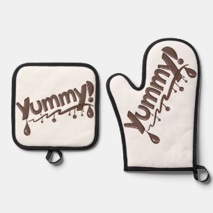 Ensemble De Gant De Cuisine Et De Manique Design de texte délicieux à base de chocolat "Yumm