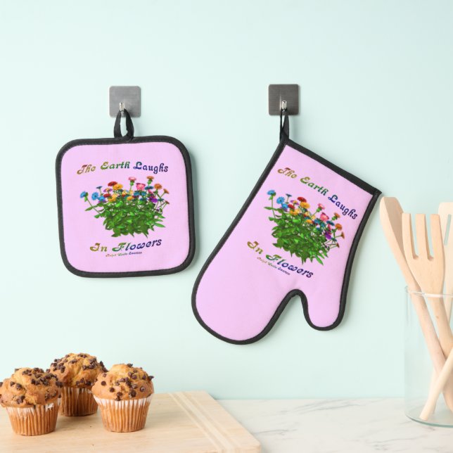 Ensemble De Gant De Cuisine Et De Manique La Terre Rire Dans Les Fleurs Inspirationnelles (In situ (suspendu))
