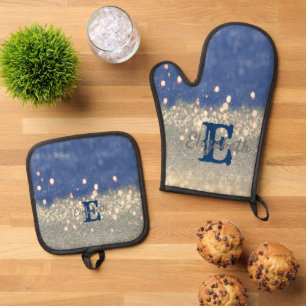 Ensemble De Gant De Cuisine Et De Manique Monogramme élégant avec fond bokeh pailleté bleu