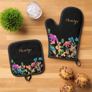 Ensemble De Gant De Cuisine Et De Manique Nom de script floral coloré personnalisé sur noir