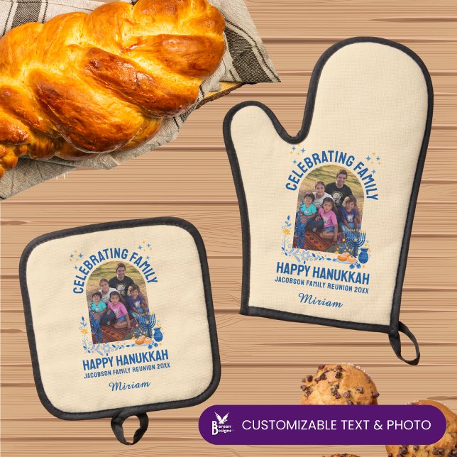 Ensemble De Gant De Cuisine Et De Manique Nom photo personnalisé HANOUKKA FAMILY REUNION (Hanukkah oven mitt and pot holder with customizable photo and text, celebrating family reunion.)