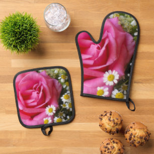 Ensemble De Gant De Cuisine Et De Manique Rose rose chaud et marguerites blanches Photo