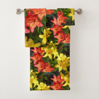 Ensemble de serviettes à fleurs rouges et jaunes