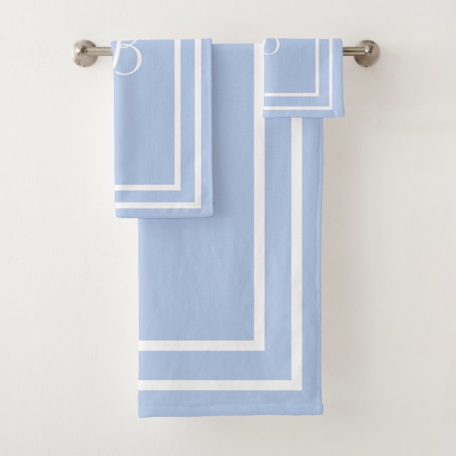 Ensemble de serviettes bleu bébé paraphé (En situation)