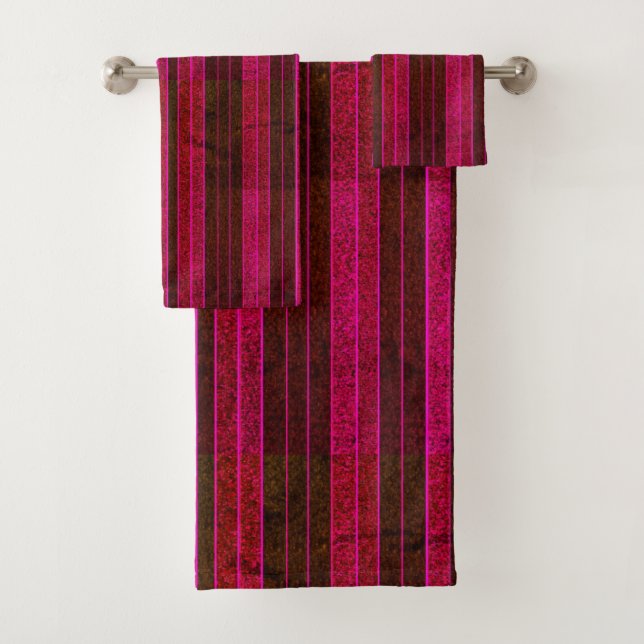 Ensemble de serviettes de bain en bande magenta (En situation)