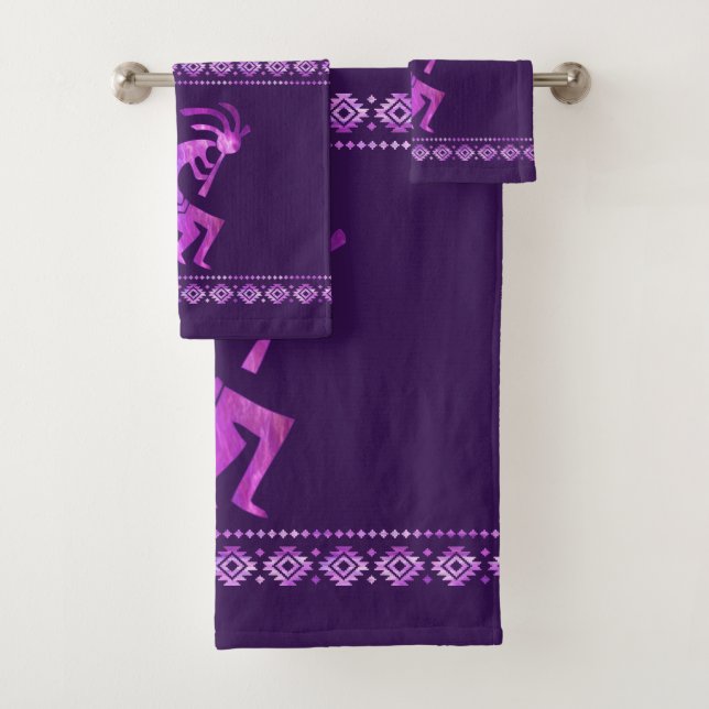 Ensemble de serviettes de bain violet Kokopelli (En situation)