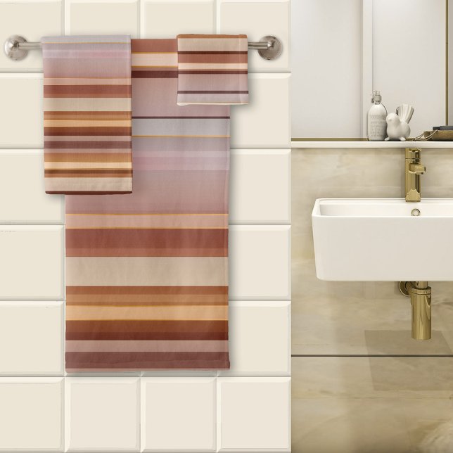Ensemble de serviettes rayées au coucher de soleil (A striped bathroom towel set in soft warm colors inspired by a fading sunset at the beach)