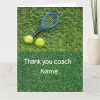 Entraîneur Merci de tennis avec raquette sur vert