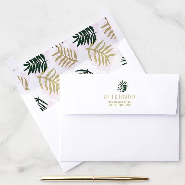 Enveloppe Adresse de Retour Palmier Rose Feuilles Tropicales (Pink and green tropical palm leaves lined return address envelope.)