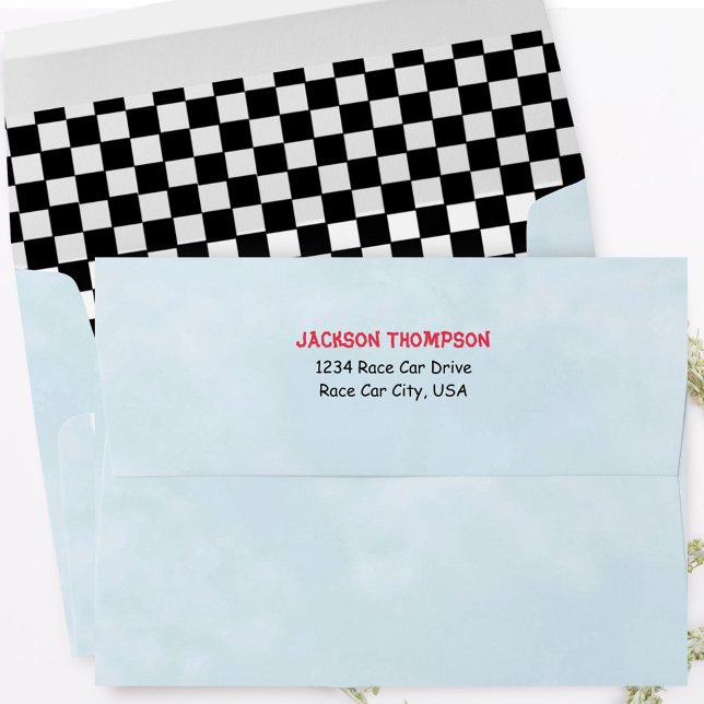 Enveloppe Adresse de retour simple À damiers noir et blanc (black and white checkered envelope with return address on the back flap.)