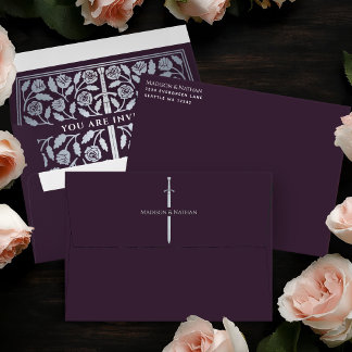 Enveloppe Aubergine Royal Épée de Mariage Médiévale Argentée