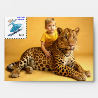 Enveloppe avec timbre postal