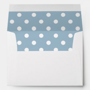 Enveloppe blanche, point de polka foncé de bleu de