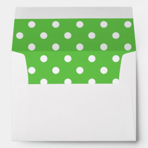 Enveloppe blanche, point de polka vert rayé