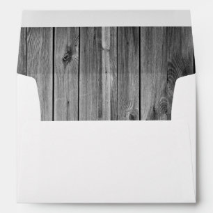 Enveloppe blanche, revêtement en bois gris
