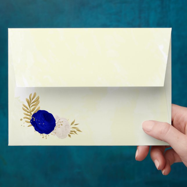 Enveloppe bleu royal et fleurs blanches or mariage botanique (Hand)
