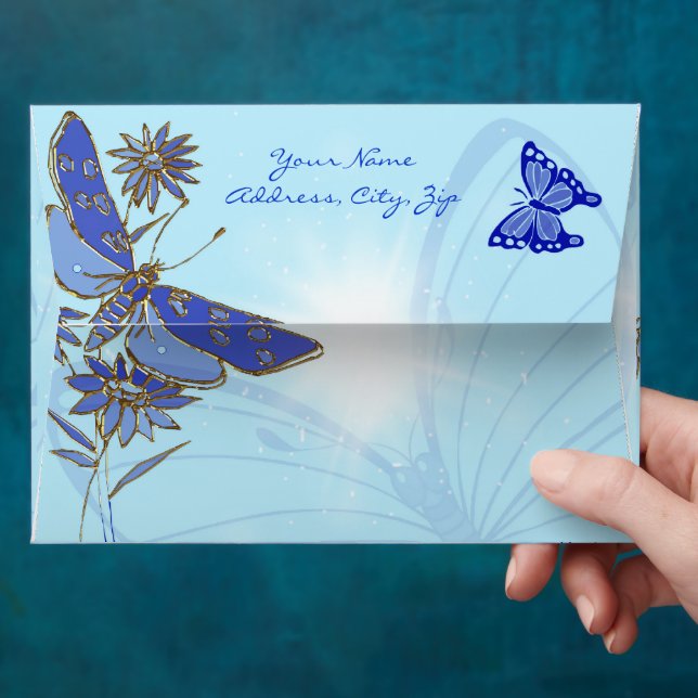 Enveloppe bleue de carte d'invitation (Hand)