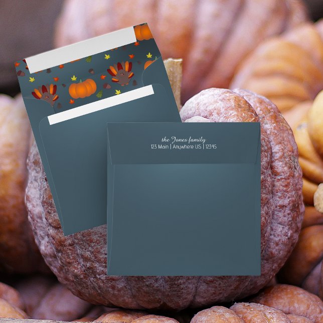 Enveloppe Carré de Thanksgiving bleu (Dark Blue Thanksgiving Themed Square Envelope with autumn pattern inside)