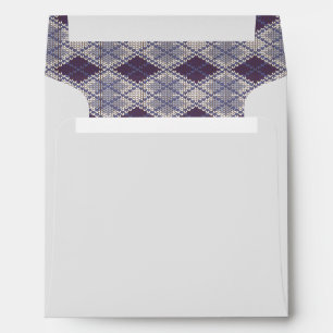 ENVELOPPE CARRÉE II EN MAILLE ARGYLE PRUNE