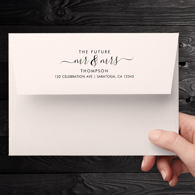 Enveloppe Chic Brush Script Future Mme et M. Adresse de reto (Modern engagement  typography with elegant brush script calligraphy design)