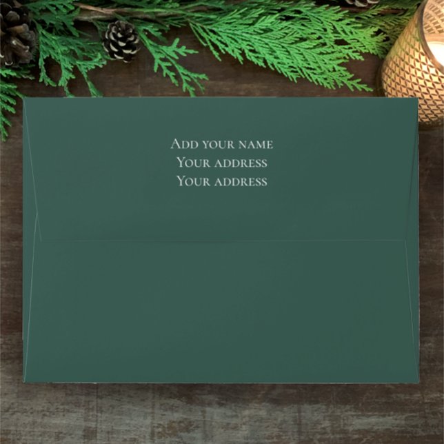 Enveloppe Christmas Pine Sage Adresse personnalisée À feuill (Personalize this dark green Christmas card envelope with your return address. Simple modern pine.
)