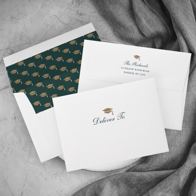 Enveloppe Classic Script Gold Casquette Graduation Invitatio (Elegant calligraphy gold and green graduation invitation announcement return address envelope.)