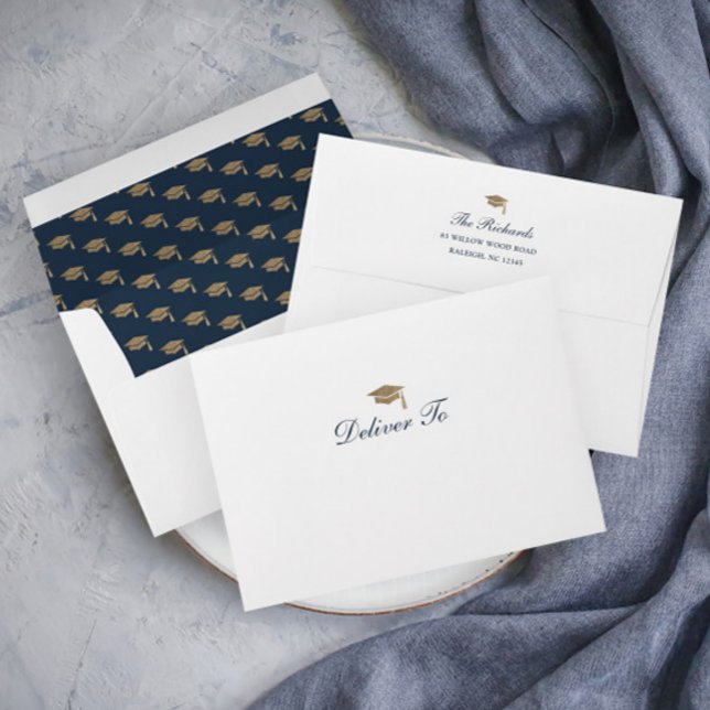 Enveloppe Classic Script Gold Casquette Graduation Invitatio (Elegant calligraphy gold and navy blue graduation invitation announcement return address envelope.)